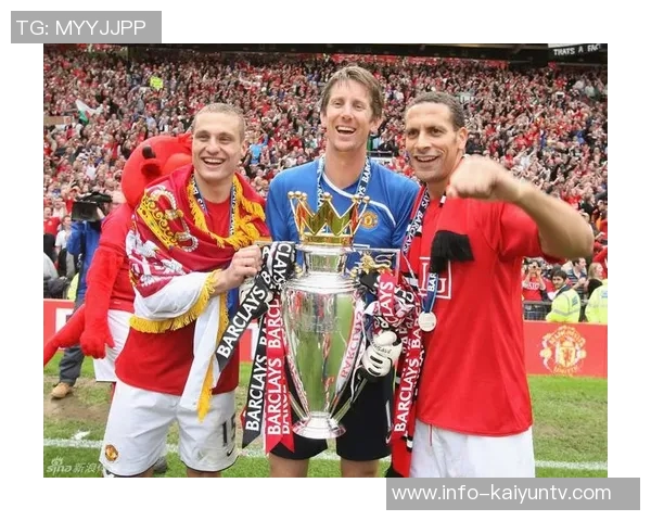 老友重聚费迪南德与范佩西维迪奇共享美好时光合影温馨回忆